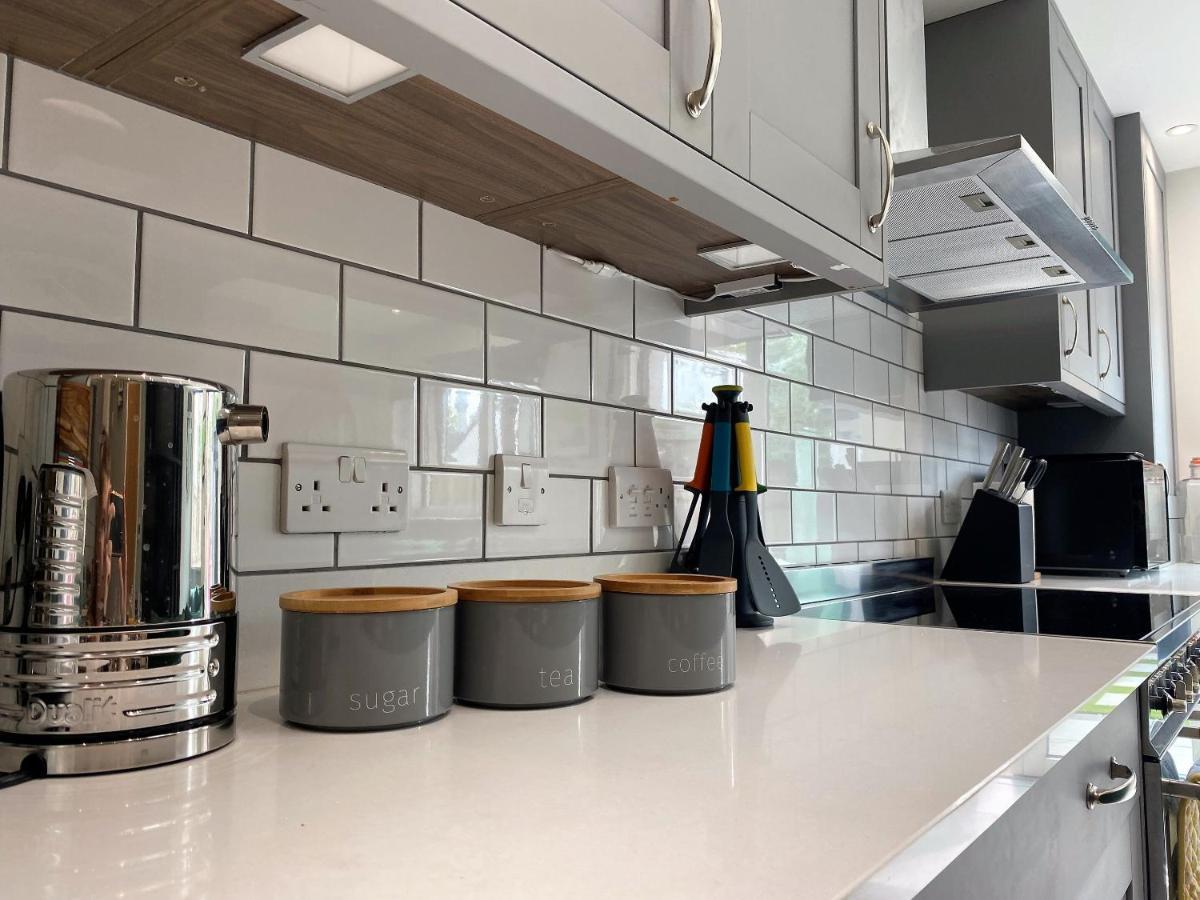 Superb Townhouse Near Vibrant Gloucester Road Bristol Bagian luar foto