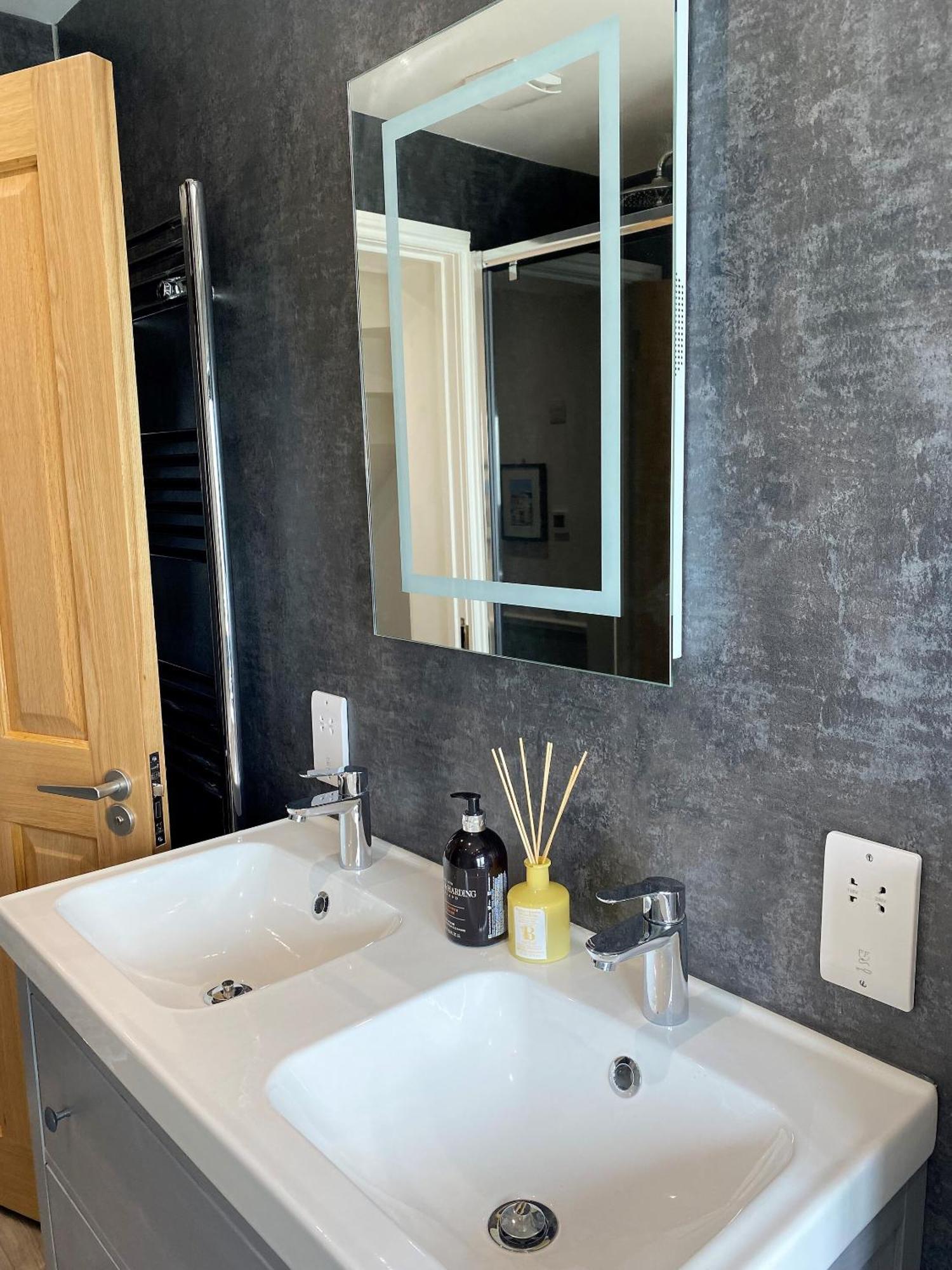 Superb Townhouse Near Vibrant Gloucester Road Bristol Bagian luar foto