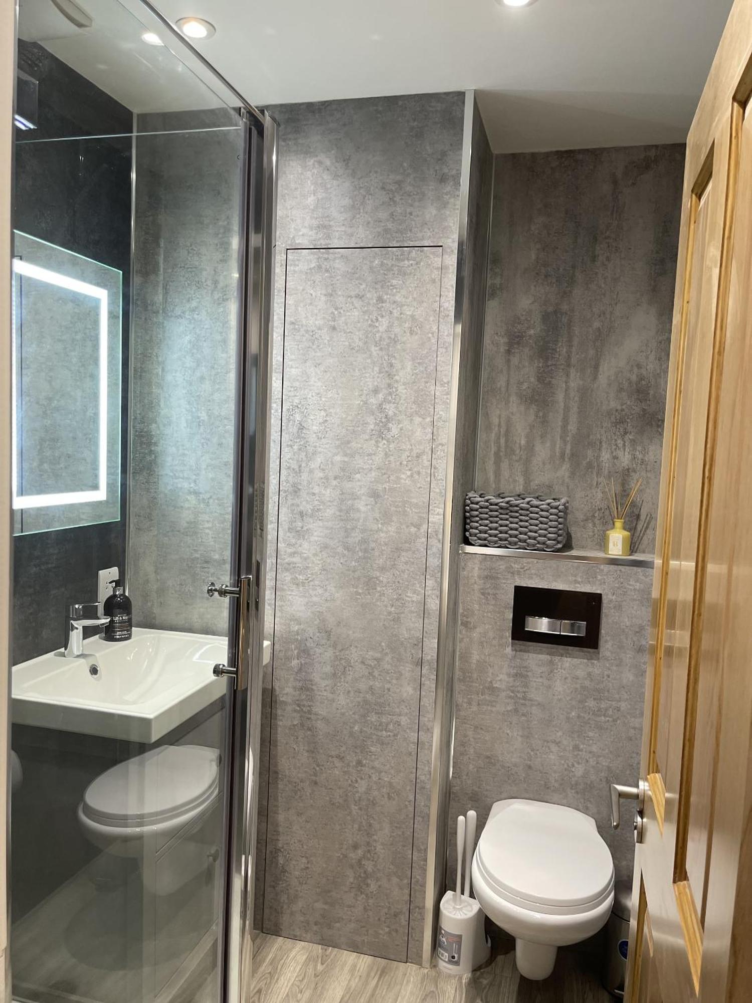 Superb Townhouse Near Vibrant Gloucester Road Bristol Bagian luar foto